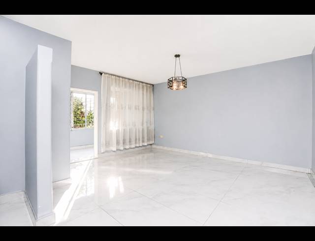 2.5 BEDROOM APARTMENT FOR SALE IN ESSENWOOD